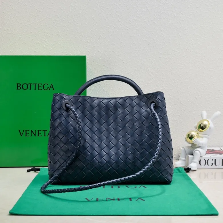 The 2023 new Andiamo batch of 2260 BV has been shipped‼ ️Really popular🔥The new Andiamo woven handbag launched by Bottega Veneta this season is really popular all over the world! ! Celebrities at home and abroad have worn it, and Oscar-winning actress Michelle Yeoh has taken it out on the street. Song Jia, Trai Yara, Yu Feihong, Sanji Ayaka, Rosie Hunting-Whiteley, Yoshioka Riho, etc. have all picked up this bag. It is classic and versatile, showing off its temperament, and the bag capacity is also large, which is very convenient for daily commuting! ! A variety of carrying methods, the shoulder straps can be adjusted by yourself, the original lambskin feels soft and delicate, and the unisex style breaks gender boundaries and brings a more practical and longer-lasting use experience. Andiamo, which has both elegant and casual styles, perfectly interprets the true appearance of "fashionable old money style". Style number: 8463 Size: 32*24*12